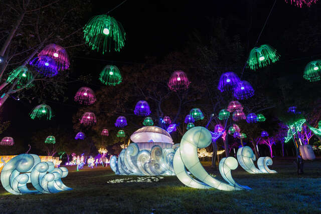 百组灯组点亮中央公园夜空