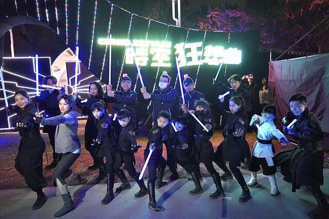 01-中台湾灯会-时空狂想曲-超惊喜-建设局邀您跟随星际使者进入平行宇宙_0