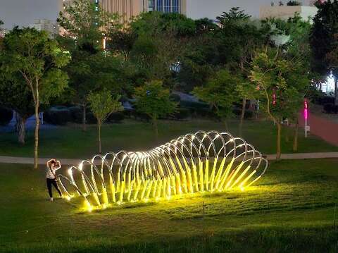 民众与作品-绿野游踪-於夜间合影_0