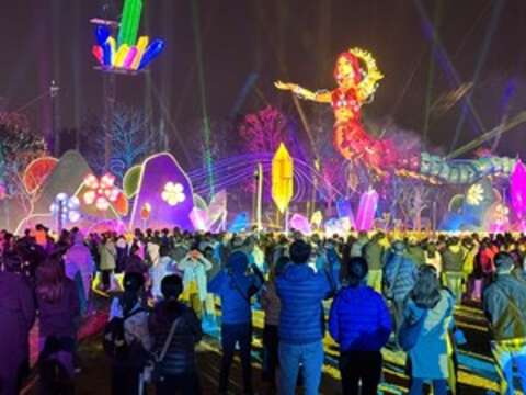 主燈秀場場爆滿民眾近距離感受女媧凌空降臨的震撼