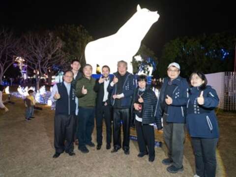 建筑大师隈研吾与黄副市长及市府团队於冰晶守护者灯组前合影留念