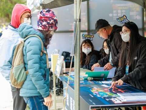 驻点工作同仁友善提供民众所需赏灯资讯_0 (1)