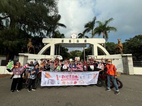 踩上自行车乘风而行畅游台中