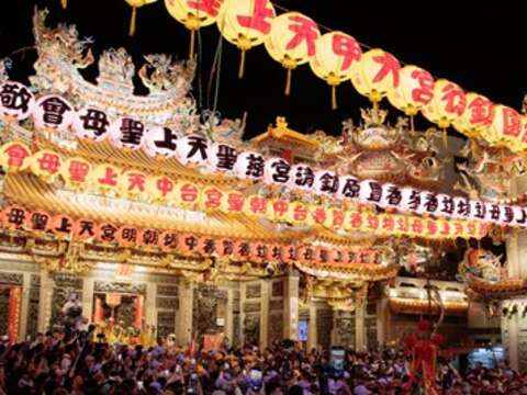 大甲妈起驾现场阵容浩大