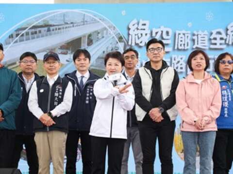 市長盧秀燕親自主持-完工視察暨市民健行活動-建設局長陳大田-觀旅局長陳美秀-法制局長李善植-運動局長游志祥-立法院副院長江啟臣-立法委員何欣純-市議員張瀞分-邱愛珊-徐瑄灃-蕭隆澤-潭子區長劉汶軒及多位在地里長均親自到場-另外立法委員楊瓊瓔-市議員賴朝國也派代表參加