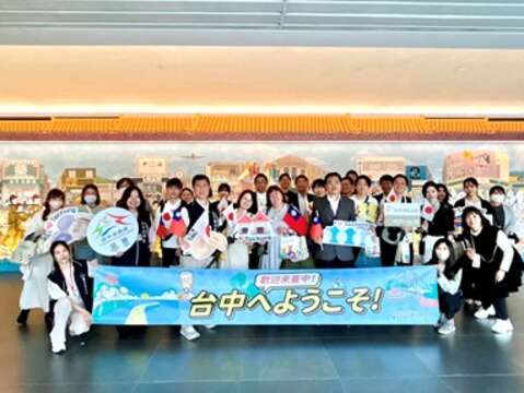 日本神戶首航旅客抵達台中大合照1