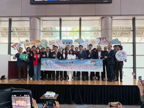 中台湾观旅局偕业者与日方代表们於开幕式合影