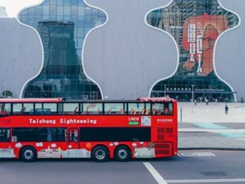台中雙層觀光巴士經過國家歌劇院