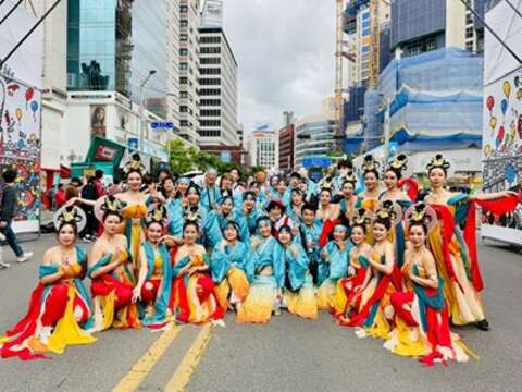 粉墨舞团与国外舞团交流-2_0