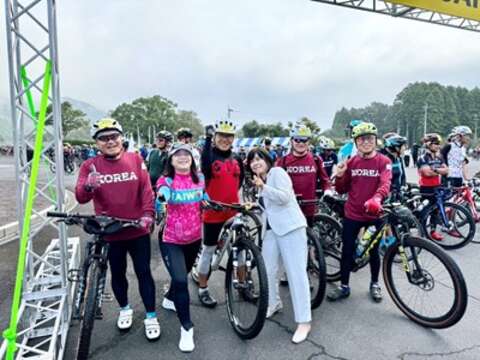 tour-de-saiki-环佐伯自行车活动-与佐伯市富高国子市长及国际车友合影