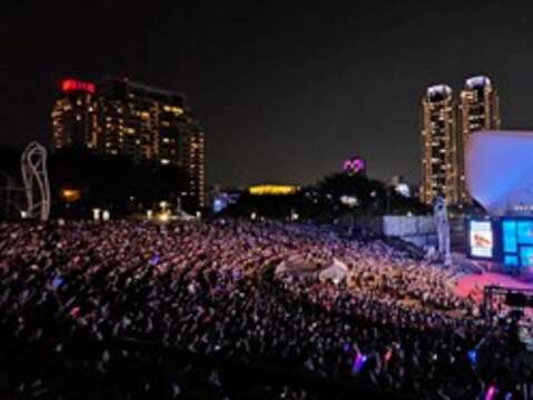 高品质国庆晚会带动人潮_0