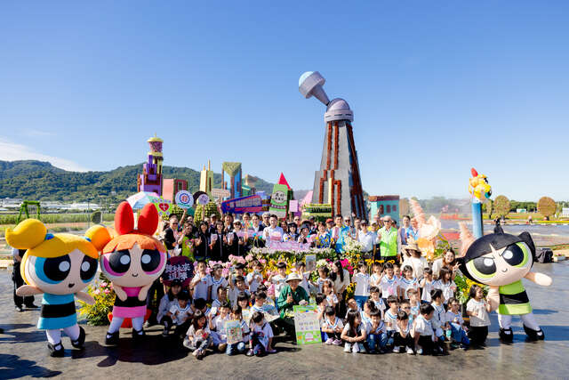 现场贵宾-在地幼儿园小朋友与飞天小女警偶装开心大合照