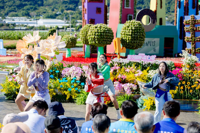 记者会热舞表演