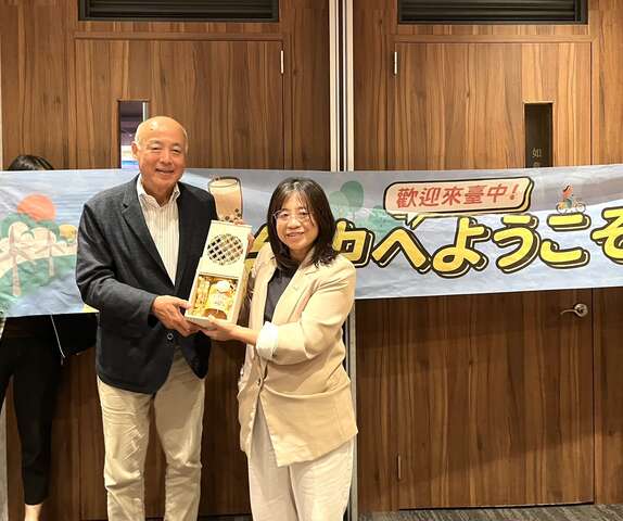 观旅局局长与高松机场代表相互赠礼