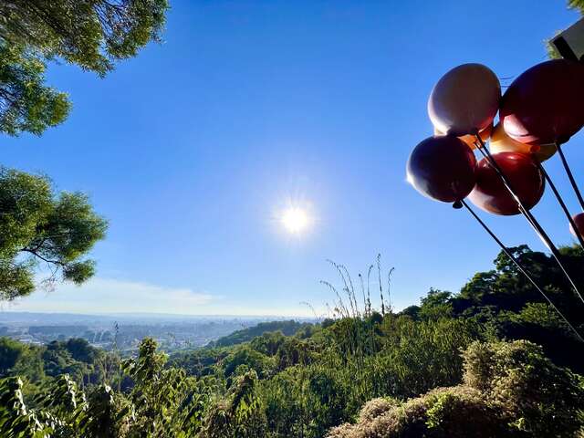 气球升空-与绝美山景象徵恋爱