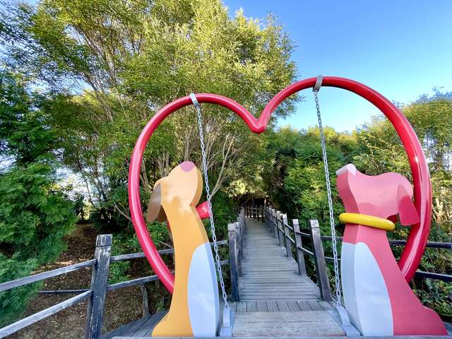 山顶上的小狗秋千