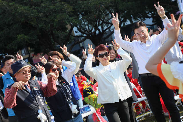 9嘉宾於记者会现场互动同乐