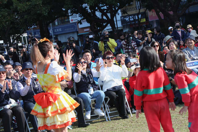 10嘉宾於记者会现场互动同乐-2