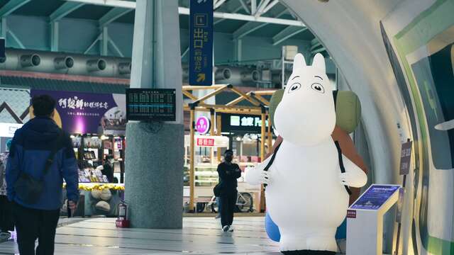 3姆明现身高铁台中站