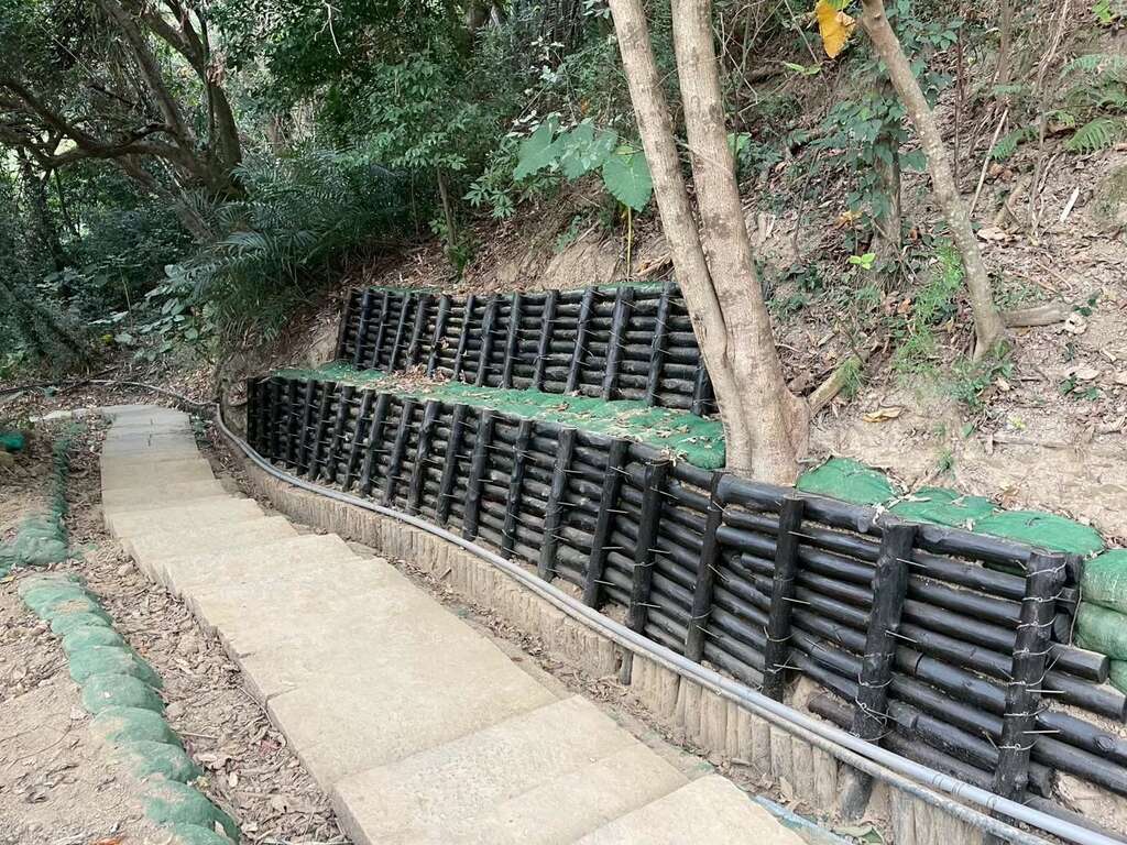 16号步道设置木桩驳坎-以防止崩落