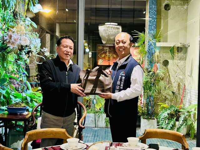 3观旅局蔡宗昇副局长及韩国旅行业协会-kata-王德信理事互相致赠伴手礼