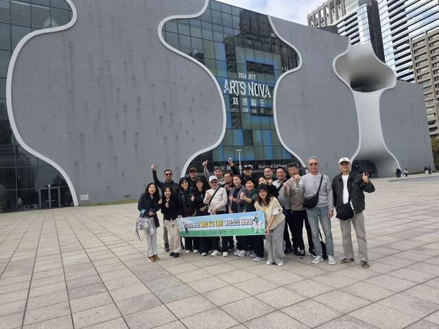 4韩国贵宾团参访台中国家歌剧院并於前广场合影