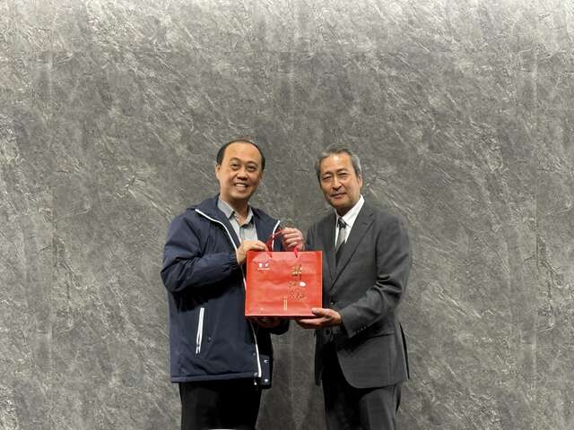 2观光旅游局致赠西湖观光协会渡边安司会长本市农特产