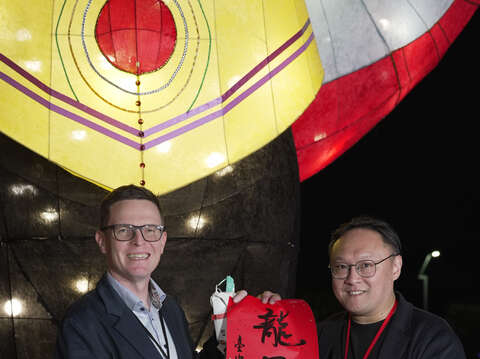 鄭副市長贈龍馬有春予芬蘭商務辦事處代表羅瑞