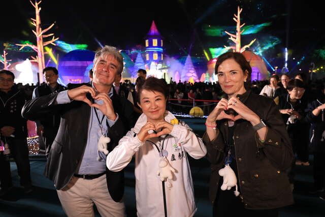 卢市长与外宾们合影