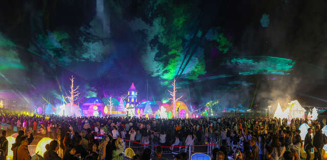 中台湾灯会小年夜刚开幕就吸引满场人潮