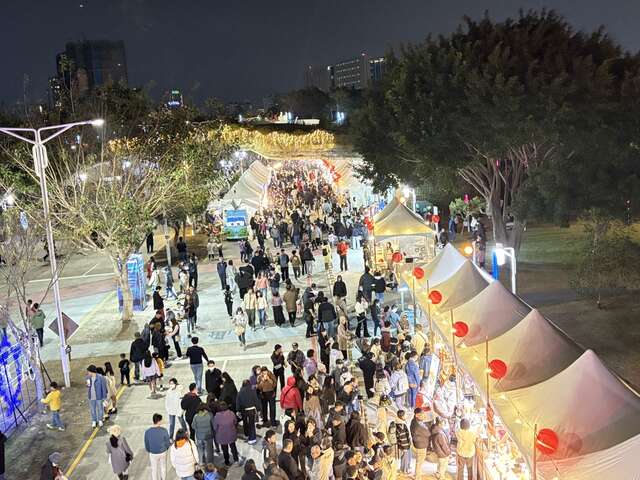 市集应景挂上红灯笼场面温馨