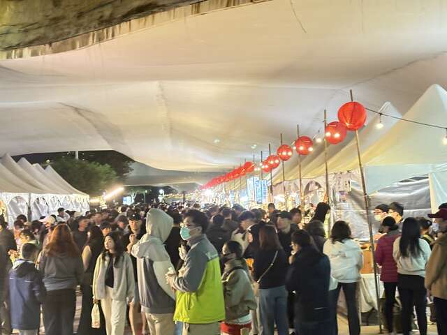 灯会市集热闹滚滚颇有年味