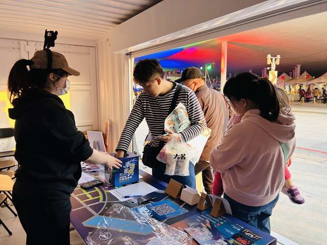 到商圈打卡完来灯会2号服务台抽奖碰碰运气