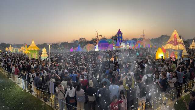 中台湾灯会爆红人潮涌跃