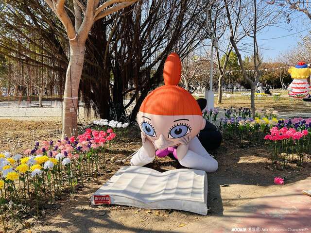 美宝趴在草地上看书