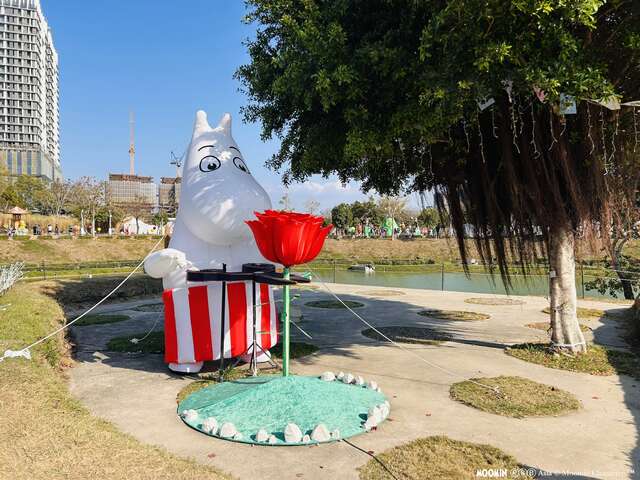 修剪玫瑰花的姆明妈妈