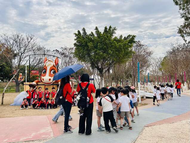 中台湾灯会成了户外教学的好去处