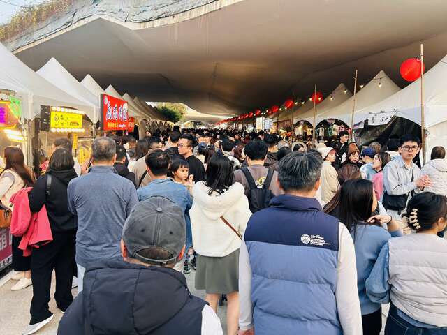 灯会市集徒步区挤满人潮