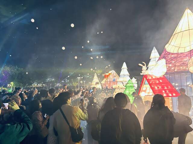 大小朋友都沉浸在极光下的姆明谷