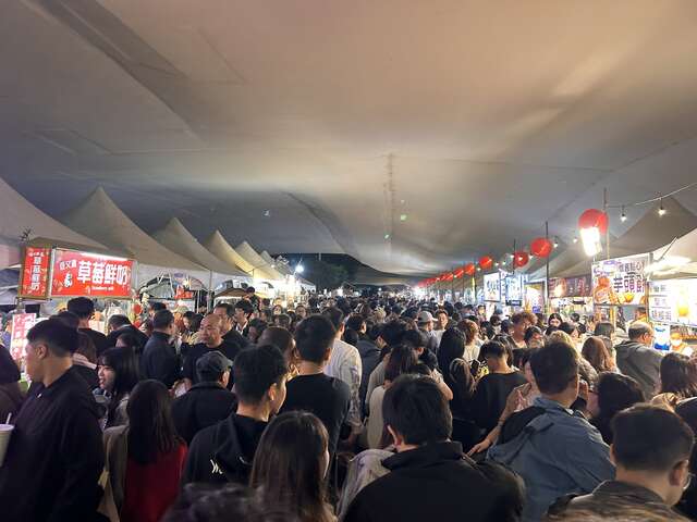 228连假灯会市集人潮汹涌