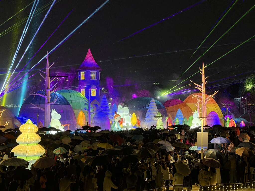 即便下雨也浇不熄民众赏灯热情