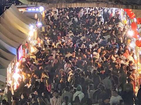 灯会市集人气滚滚