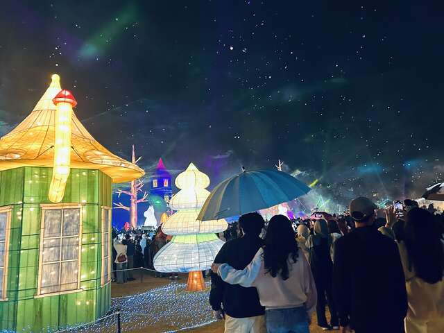 民众撑伞赏灯现场非常浪漫