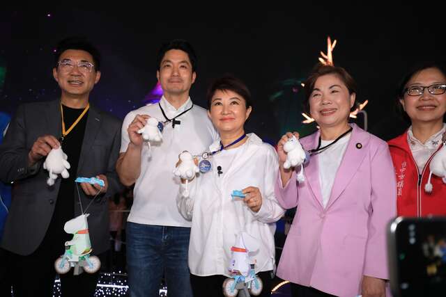 卢市长表示-感谢蒋市长专程自台北前来参观台中灯会-今年台中与台北两市灯会都办得叫好又叫座