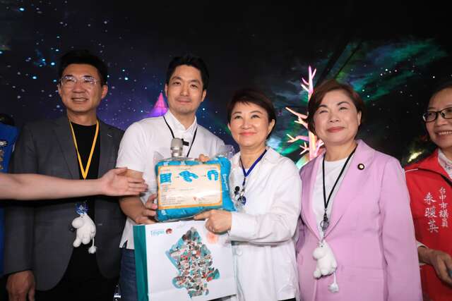 蒋市长赠送颈枕-并预祝卢市长访美行程顺利