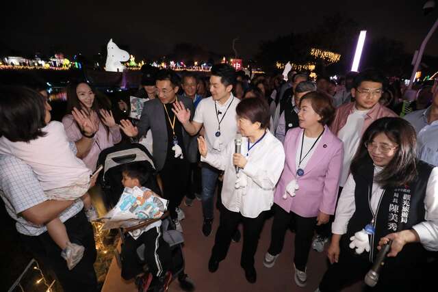 两位市长所到之处民众夹道欢迎-热情欢呼-纷纷抢拍