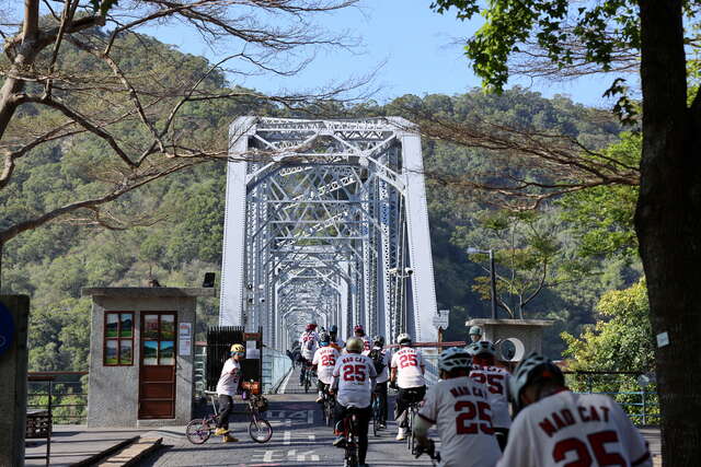 东后丰自行车道人潮