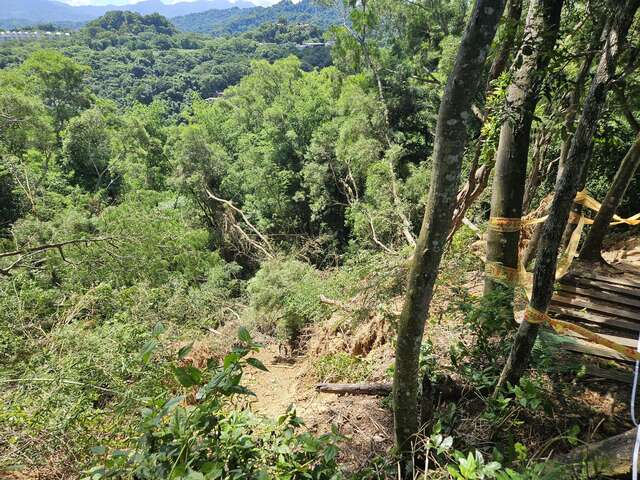 中台科大登山步道0kplus250下边坡土石崩落