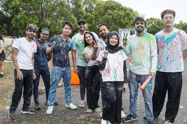 holi-festival又称洒红节-色彩节-人们不分性别-年龄-族群与阶级-用五颜六色的颜料互