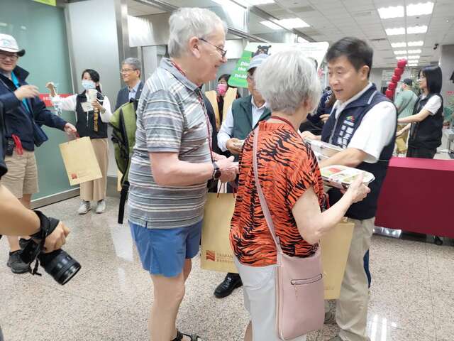 致赠到访台中嘉宾首航伴手礼